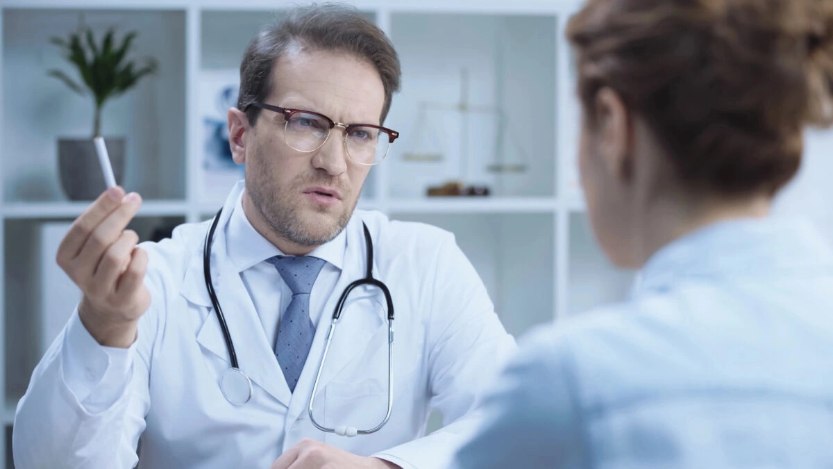 medicul explica pacientei efectele dependentei de nicotina