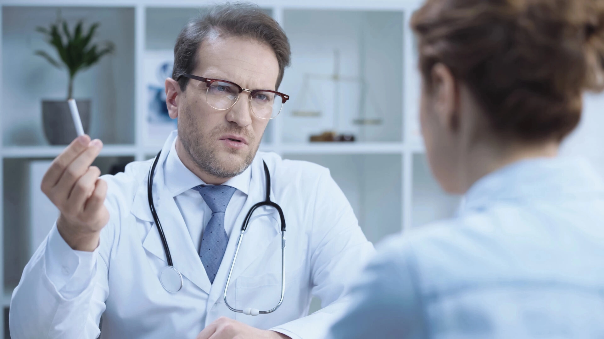 medicul explica pacientei efectele dependentei de nicotina